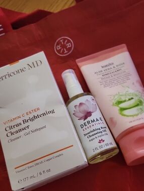 Perricone MD Citrus Brightening Cleanser - White & Orange Accents